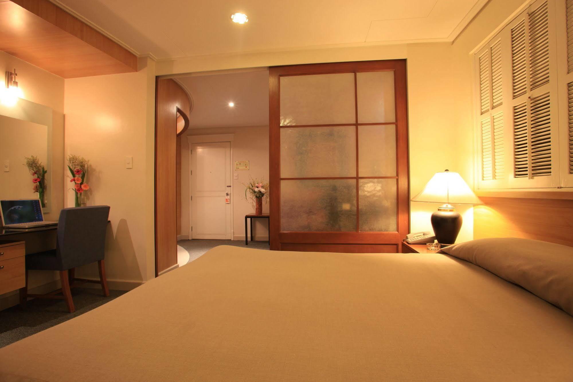 Mabini Mansion Hotel & Residential Suites Manila Exterior photo
